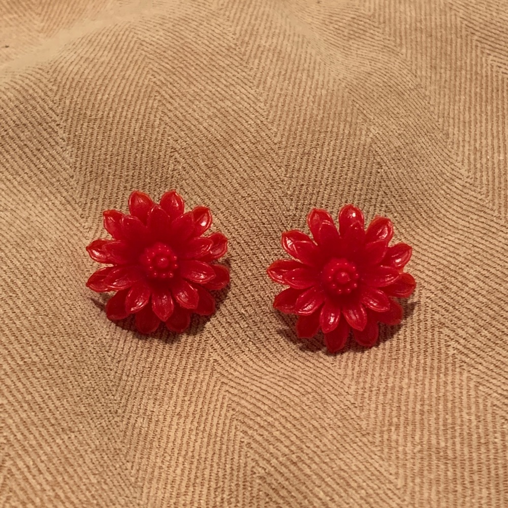 Vintage celluloid plastic red flower post earrings 🌹
